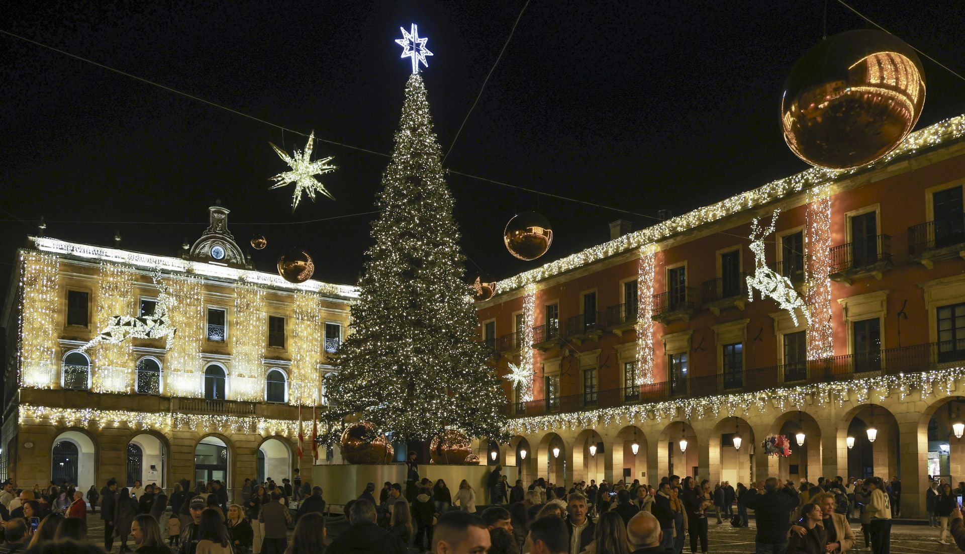 El espectacular despliegue de luces navideñas conquista a los gijoneses