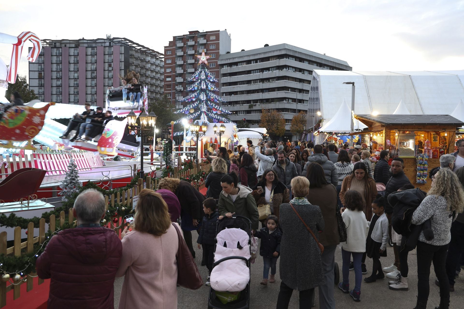 El espectacular despliegue de luces navideñas conquista a los gijoneses