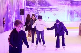 Los pequeños de la casa se divierten en la pista de hielo del paseo del Bombé del Campo San Francisco.