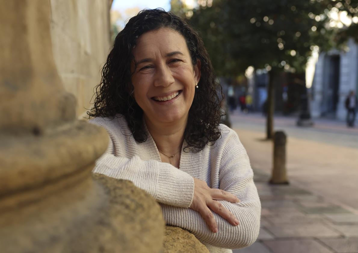 Irene Díaz, a las puertas del Edificio Histórico de la Universidad de Oviedo.