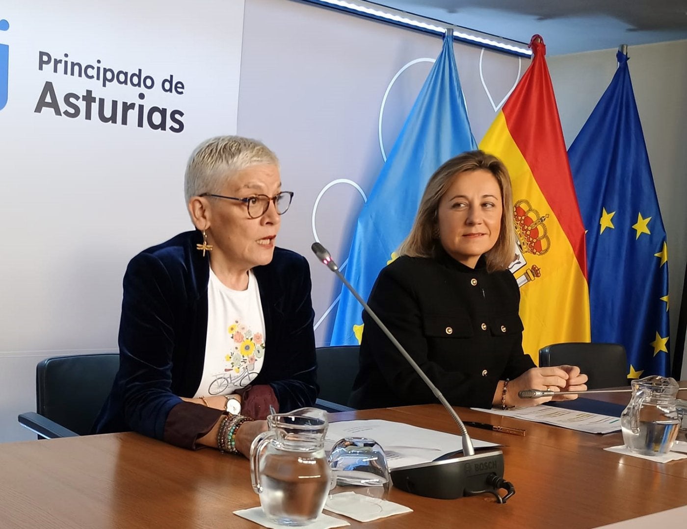 Concepción Saavedra y Lydia Espina, ayer, en la sede de Presidencia.
