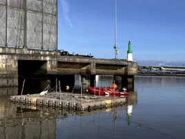 Los materiales necesarios se introducen desde una plataforma flotante usando una lancha.