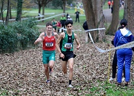Jaime Bueno y Alejandro Onís cubren los últimos metros de la carrera, en la Finca de la Cebera, en Lugones.