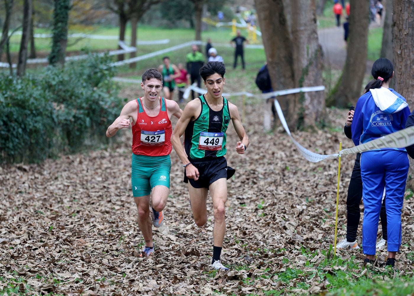 Jaime Bueno y Alejandro Onís cubren los últimos metros de la carrera, en la Finca de la Cebera, en Lugones.
