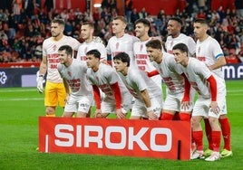 Los jugadores del Sporting, con la camiseta de apoyo a Joaquín Alonso.