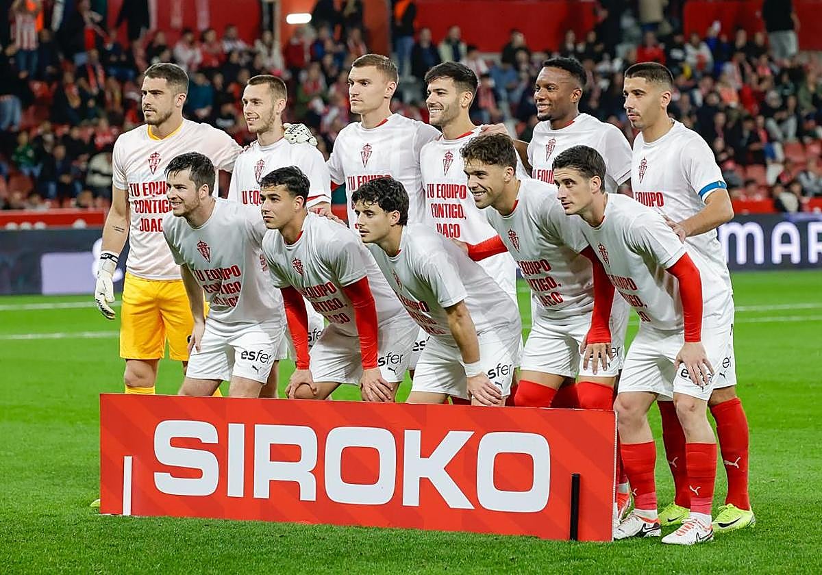 Los jugadores del Sporting, con la camiseta de apoyo a Joaquín Alonso.