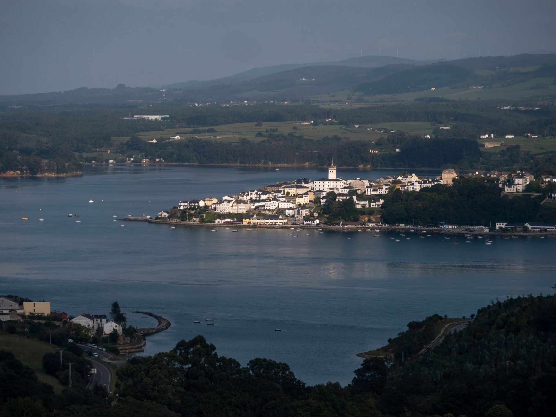 Reconocimiento a la Gestión de Espacios Naturales. Castropol ha sido premiado por su gestión ejemplar de espacios naturales, como la ría del Eo, declarada Reserva de la Biosfera. Este municipio asturiano ha demostrado un compromiso sobresaliente con la sostenibilidad y la preservación de su biodiversidad.