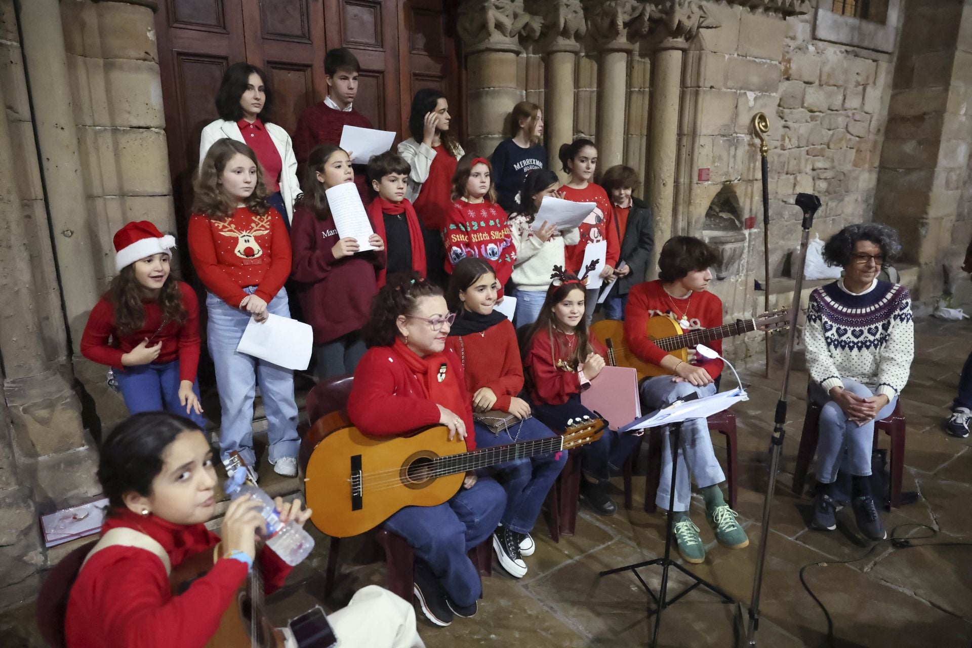 La visita de San Nicolás a los niños de Avilés, en imágenes