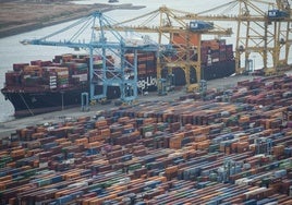 Un barco que transporta cientos de contenedores de contenedores, en el puerto de Barcelona.