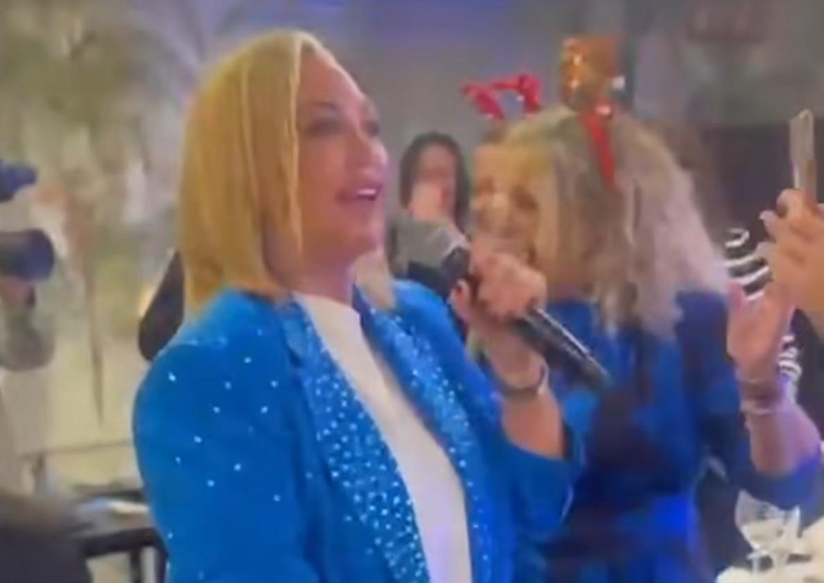 Belén Esteban irrumpió en plena fiesta cantando un tema de Karol G para sorpresa de los trabajadores.