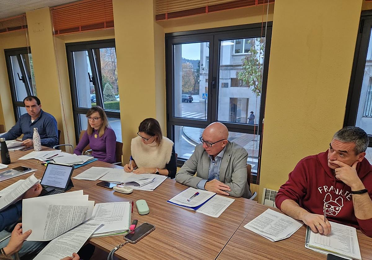 El director general de Personal Docente, César González (segundo por la derecha en la imagen) durante la reunión que ha mantenido con representantes de las organizaciones sindicales integrantes de la Junta de Personal Docente no Universatario.