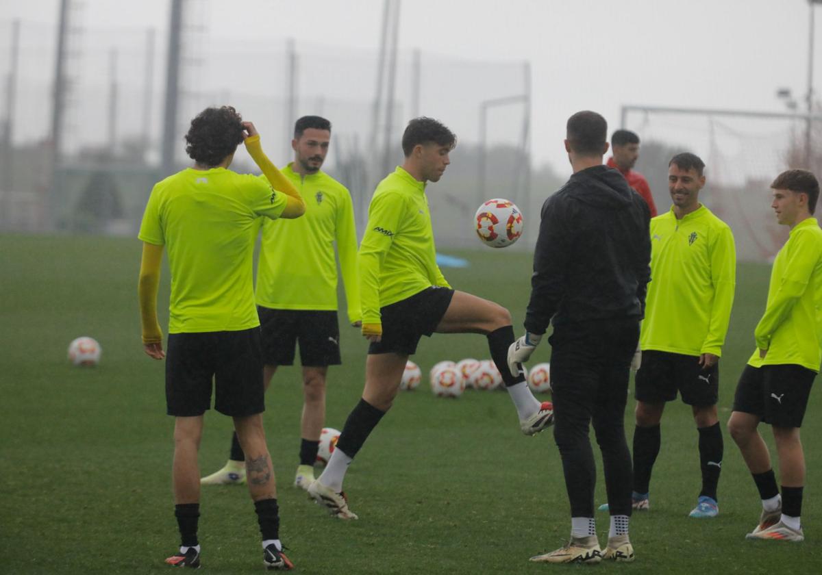 Nacho Méndez controla un balón durante el entrenamiento de esta mañana.