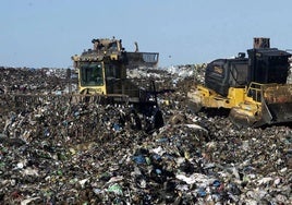 Máquinas apilando los desperdicios que no se reciclan en el vertedero central de Cogersa.