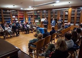 El decano del Ilustre Colegio de Abogados de Oviedo, Antonio González-Busto, se dirige a los presentes antes de dar comienzo al acto de jura de la Constitución.