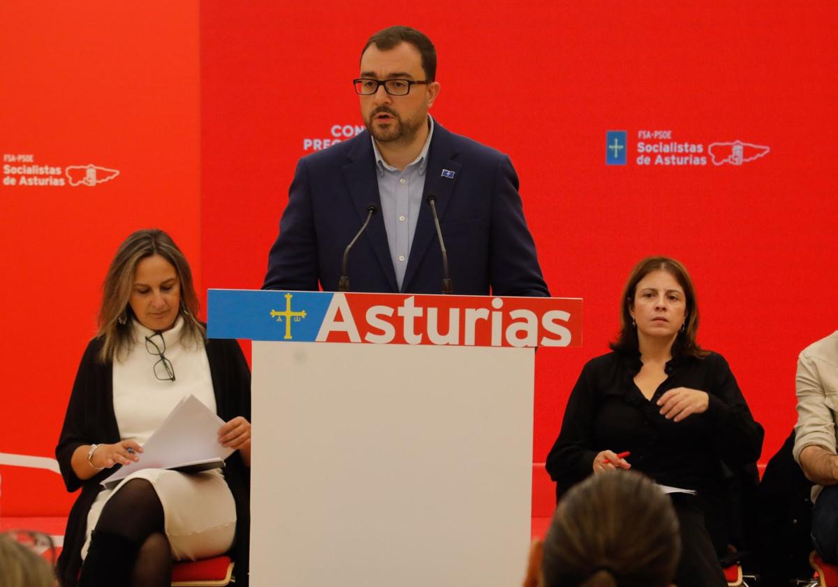 Barbón, en la sede de la FSA en Oviedo.