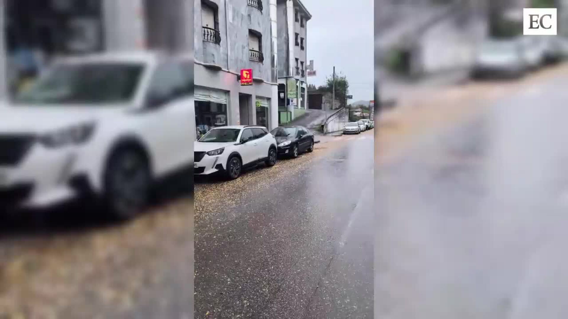 Vídeo: un camión pierde maíz a su paso por Cornellana