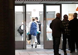 Agentes de la Ertzainza acceden al portal de la vivienda en la que ocurrió el asesinato.