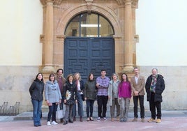 De izquierda a derecha, Carlamarina Rodríguez Pereira, María Isabel Gutiérrez López, Daniel Fernández Lanvin, Inma Fernández, Ana María González Menéndez, Mercedes Paino, Guillermo Dylan Carbajal Aza, Elena García Vega, Ainoa Gartiz Martín, José Manuel Orrego Álvarez y Óscar Vallina Fernández.