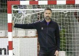 Jorge Martínez, en la portería del pabellón de La Arena, durante su etapa como entrenador de porteras del Balonmano La Calzada.