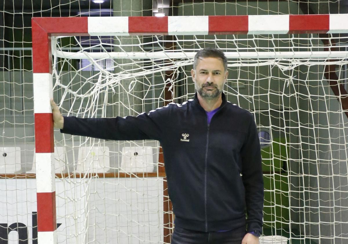 Jorge Martínez, en la portería del pabellón de La Arena, durante su etapa como entrenador de porteras del Balonmano La Calzada.