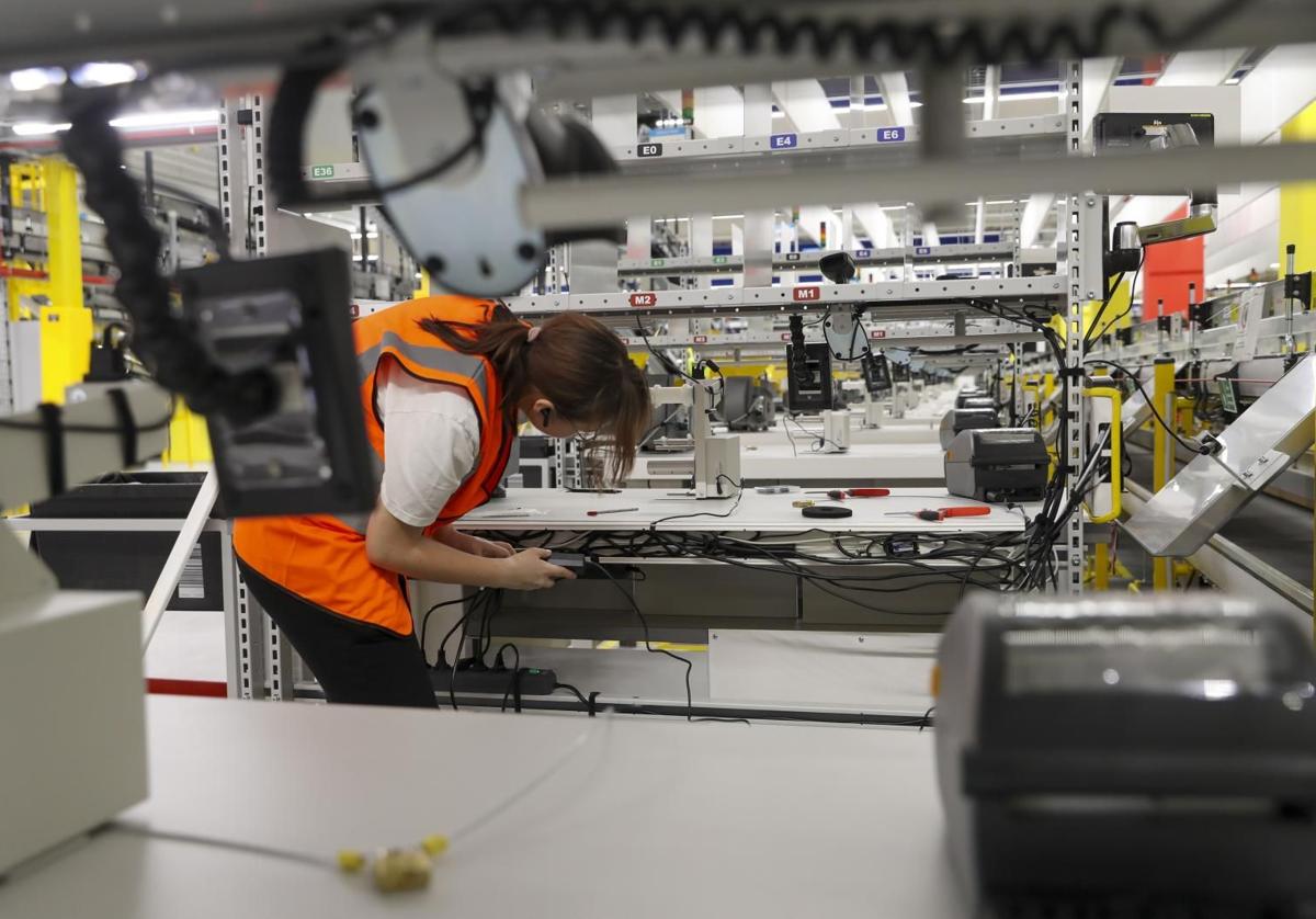 Trabajadora en el almacén de Amazon en Siero.