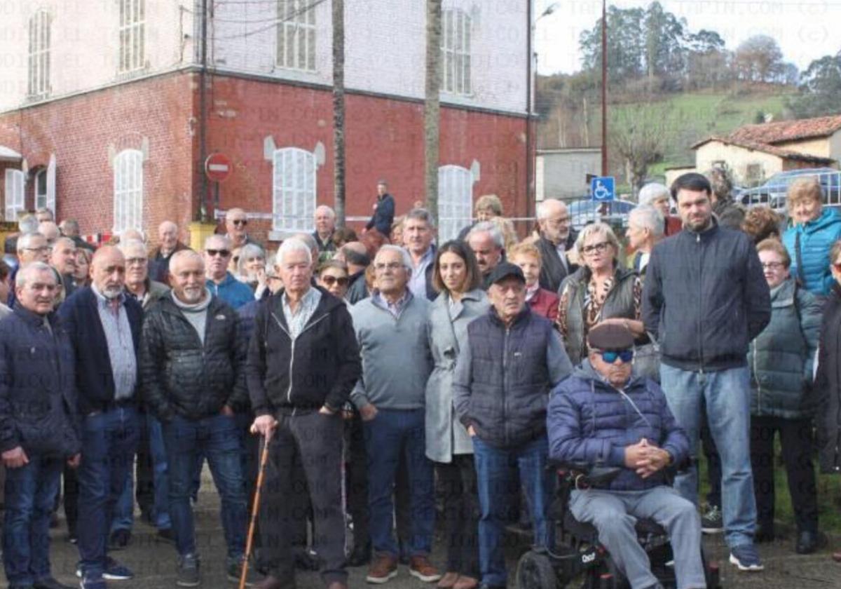 Parte de los vecinos de Lieres que acudieron a la protesta.