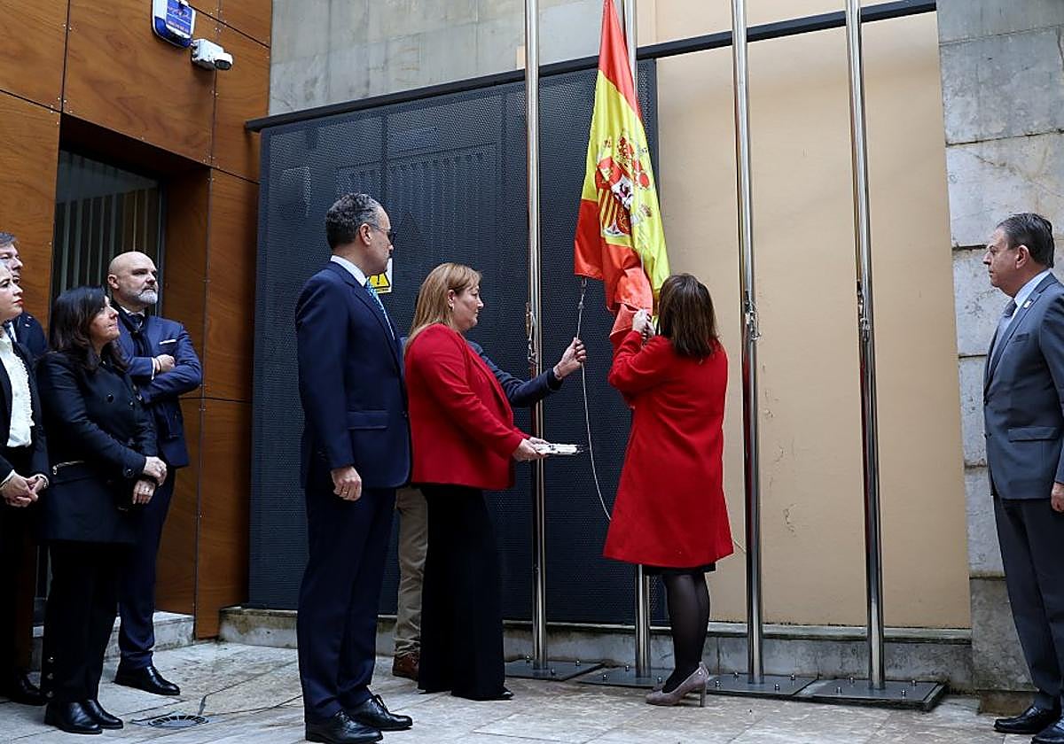 En el centro, Antonio González-Busto, Sonia Arévalo y Adriana Lastra izan la bandera en presencia de Canteli y Cuervas-Mons, a la derecha, y miembros de la directiva del Colegio de Abogados, a la izquierda.