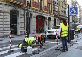 Trabajos ayer en el cruce de los Moros con Zarracina para instalar el paso de peatones inteligente que se activará en los próximos días.