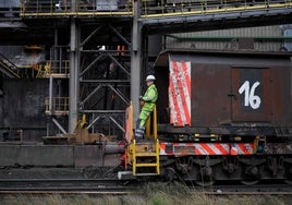 Un trabajador de la planta de Arcelor en Gante, que visitaron el pasado martes los comisarios Teresa Ribera y Stéphane Séjourné.