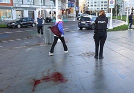 Una policía junto al charco de sangre en la Escalerona.