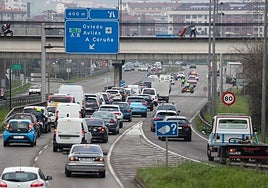 Intenso tráfico en Gijón.