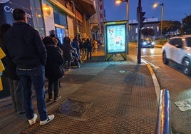 Colas en la parada de autobús de Llano Ponte, en Avilés, la pasada semana durante la huelga.