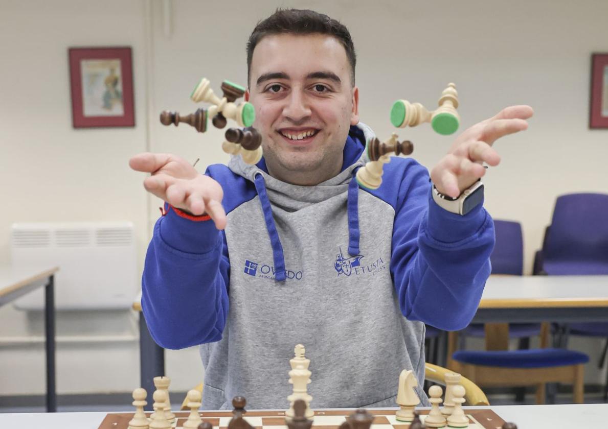 Iyán González juega con las piezas en las instalaciones del Club Vetusta Ajedrez, en Oviedo.