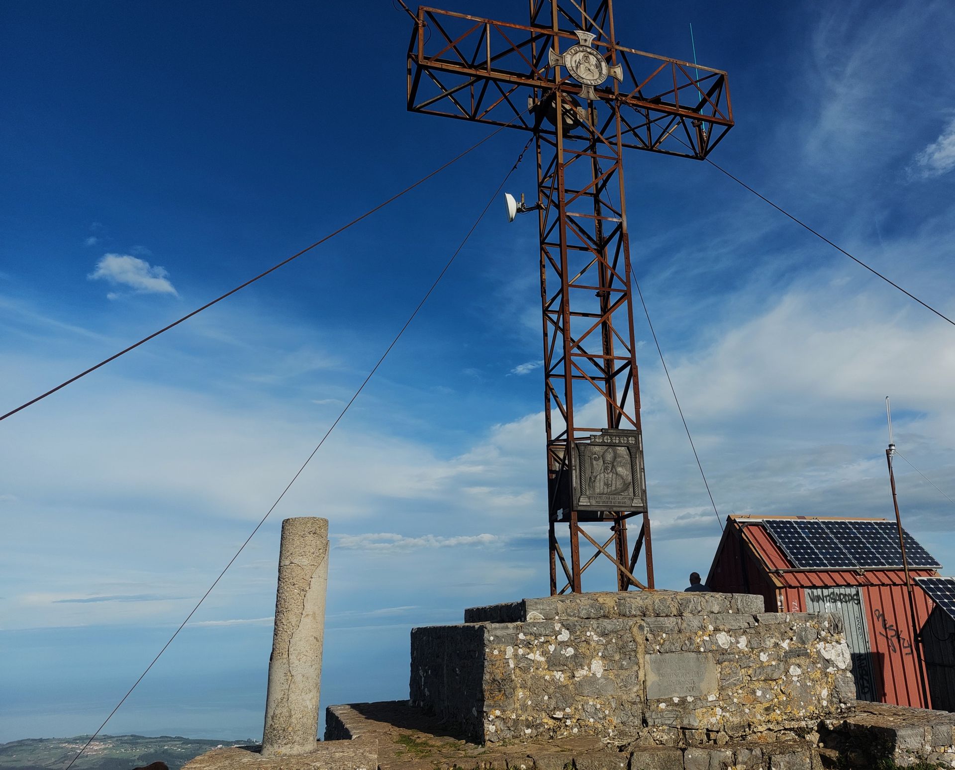 Imagen secundaria 1 - Asturcones paciendo con vistas al mar en la cima del Pienzu/ cruz de hierro en la cumbre del Sueve/ vistas a Picos de Europa 