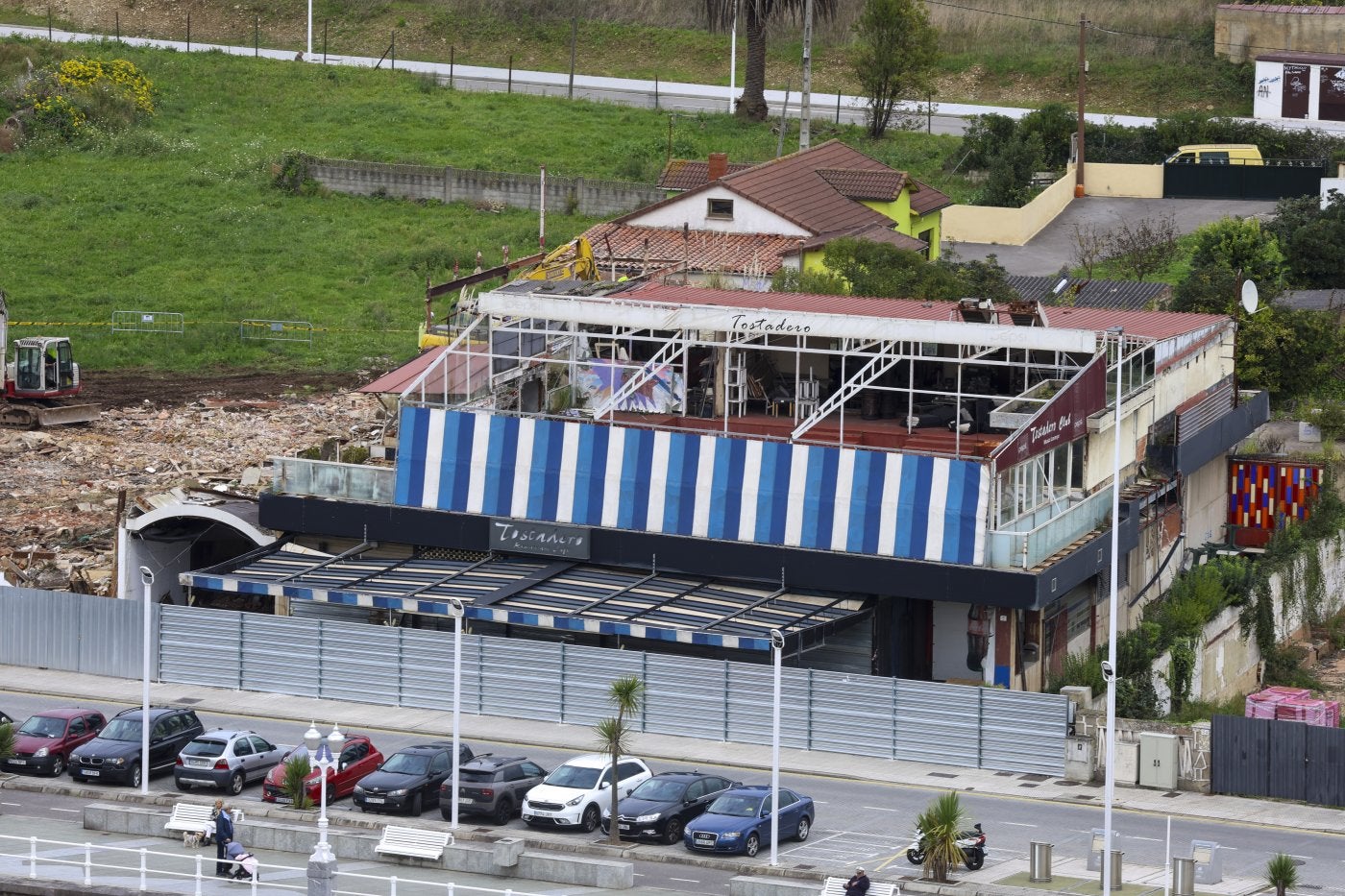 Detalle del avance de las obras de demolición en la Ería del Piles con la piqueta llegando a la entrada de la antigua sala de fiestas del Parque del Piles.