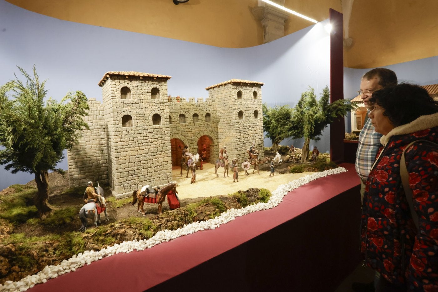 Cabalgata de los Reyes Magos en la torre de Cimavilla, la recreación cuanta con soldados romanos. Melchor, Gaspar y Baltasar al detalle. El nacimiento en la galería porticada de Veranes.