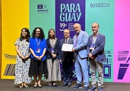 Vanessa Gutiérrez, segunda por la izquierda, con el exministro de Cultura, Miquel Iceta, a su lado y el director general de Cultura, Pablo León (primerto por la derecha), recibe de manos de miembros de la Unesco el diploma que reconoce a la Cultura Sidrera como Patriomonio de la Humanidad.