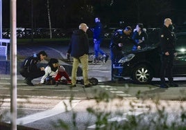 La conductora del patinete tumbada en el suelo tras el accidente.