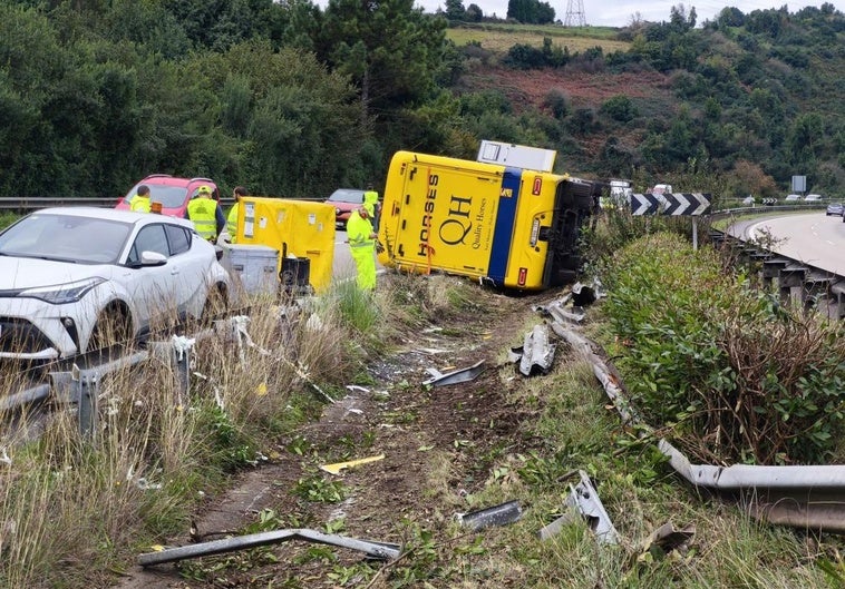 Camión volcado esta mañana en la A-8.