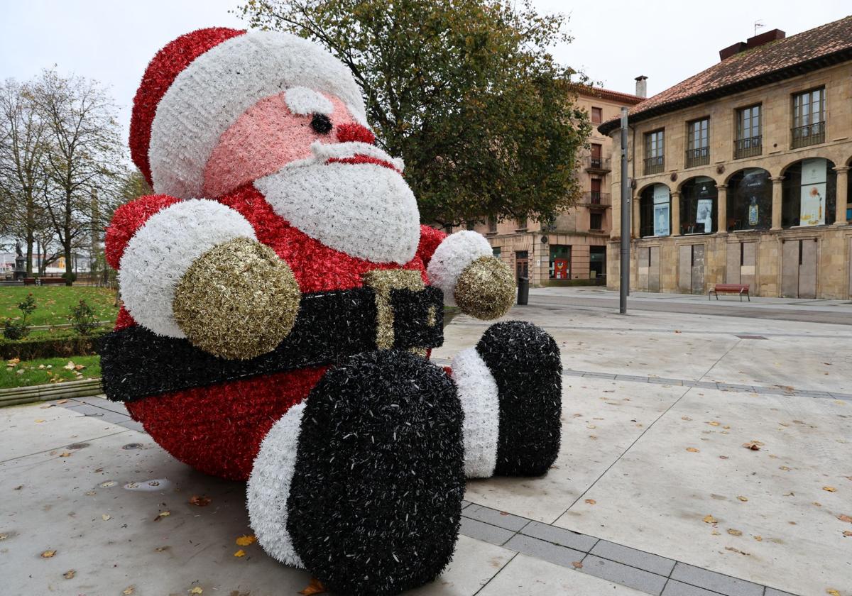 El Papá Noel gigante de la plaza Pedro Menéndez.