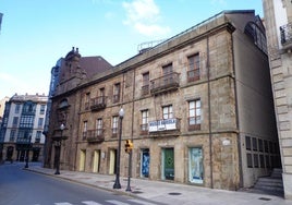 El conjunto completo del Museo Barjola, Palacio de la familia Jove Huergo y la capilla de la Trinidad.