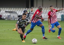 Babin y Borja López tratan de detener el avance de Simón Moreno en la última victoria del Sporting en Cartagena.