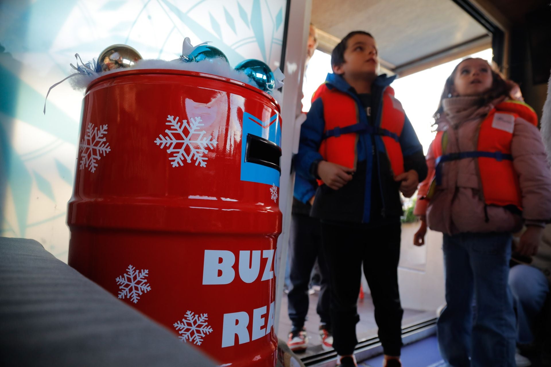 Los niños envían sus cartas a los Reyes Magos en alta mar