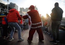 Los niños envían sus cartas a los Reyes Magos en alta mar