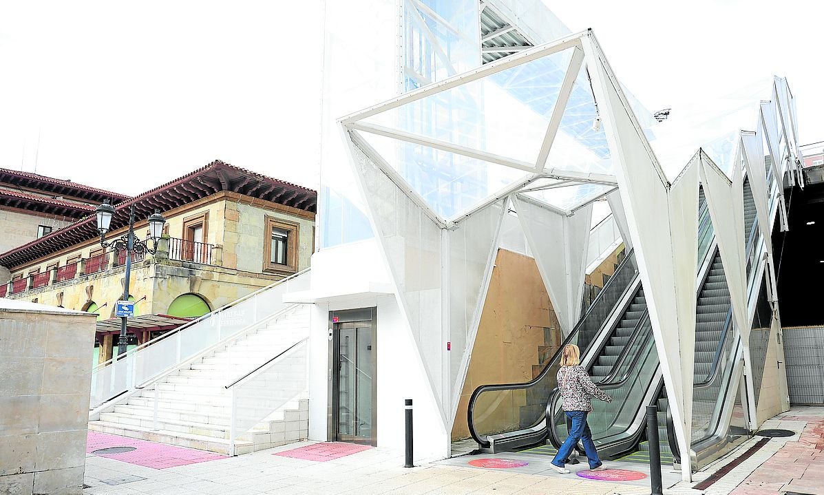 El ascensor panorámico y las escaleras supusieron 1,6 millones de inversión municipal. a. p.