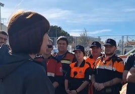 Voluntarios de Protección Civil de Asturias con la ministra de Ciencia Diana Morant.