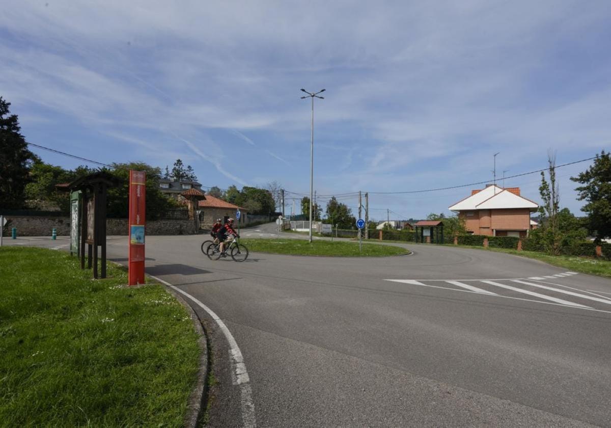 Plaza del Curullu. en Castiello, uno de los 28 puntos de la zona rural que siguen esperando por las cámaras.