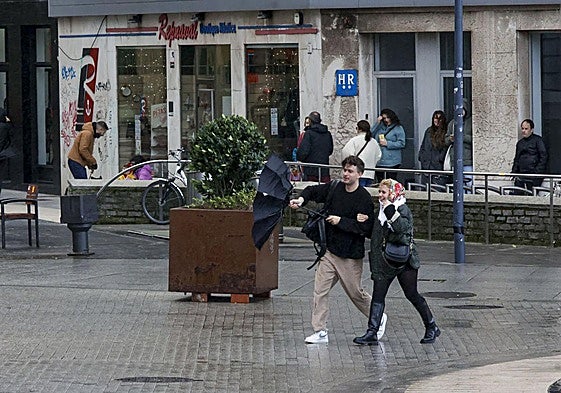 Fuerte viento este sábado en Gijón.
