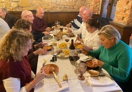 Un grupo de comensales, en un restaurante de Noreña.