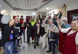 La directora del Albergue Covadonga, Elena Suero, a la izquierda, con un grupo de trabajadores y usuarios de la entidad.